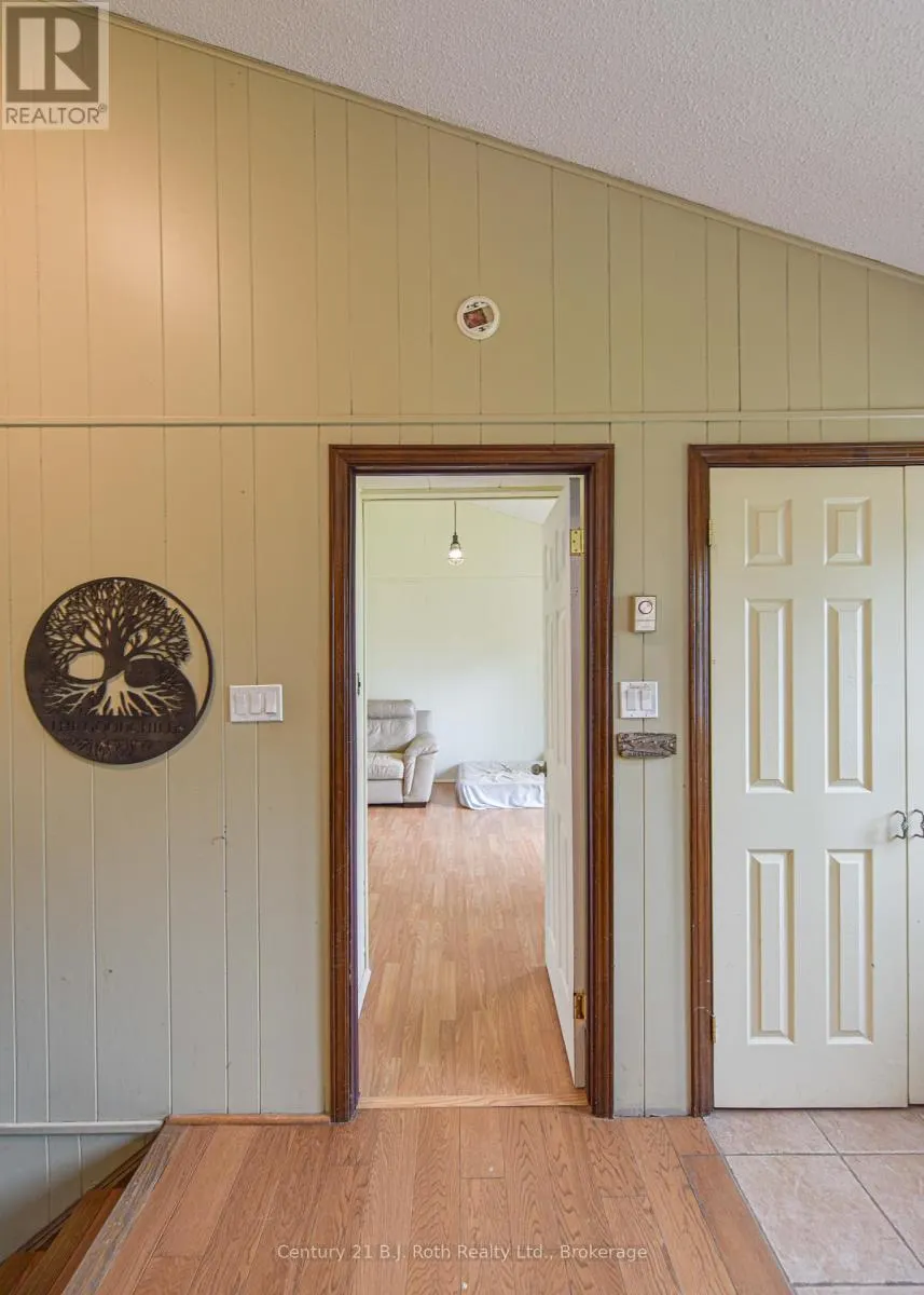 1535 15/16 SIDE ROAD E