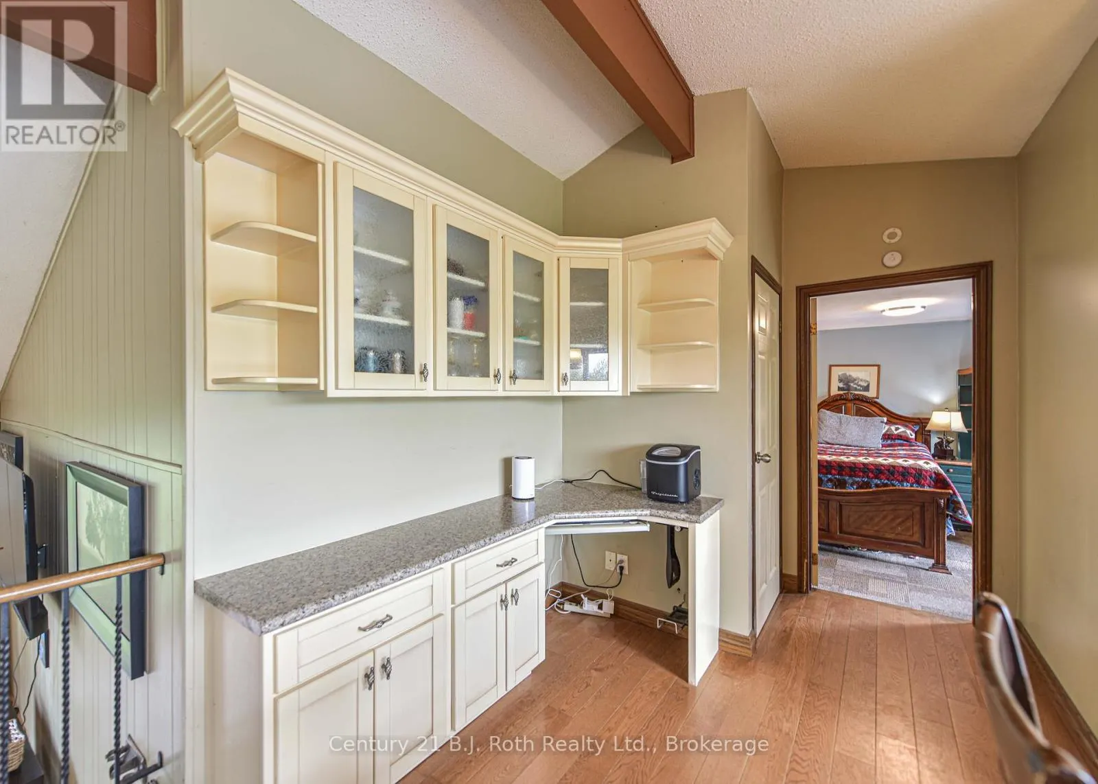 1535 15/16 SIDE ROAD E