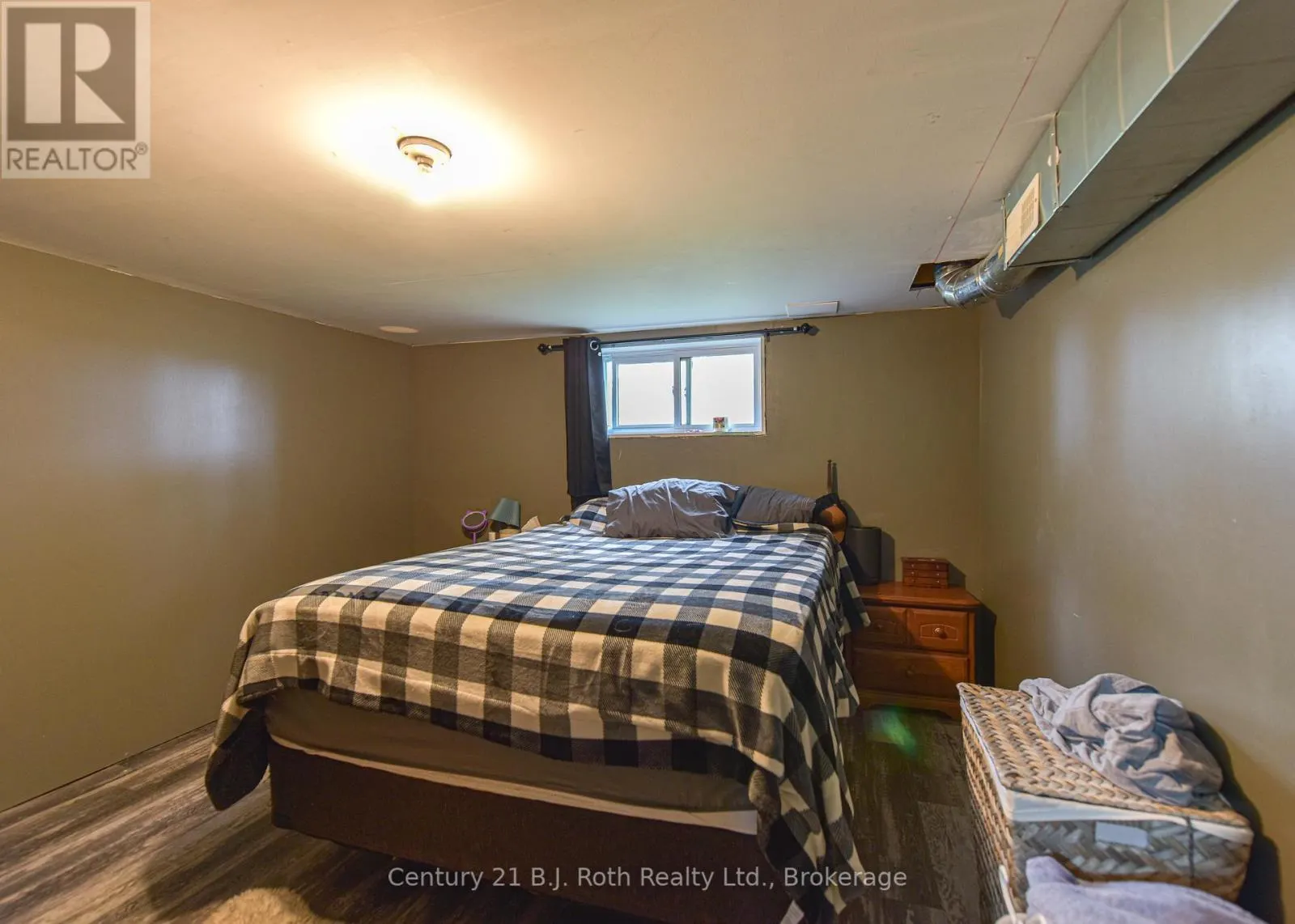 1535 15/16 SIDE ROAD E