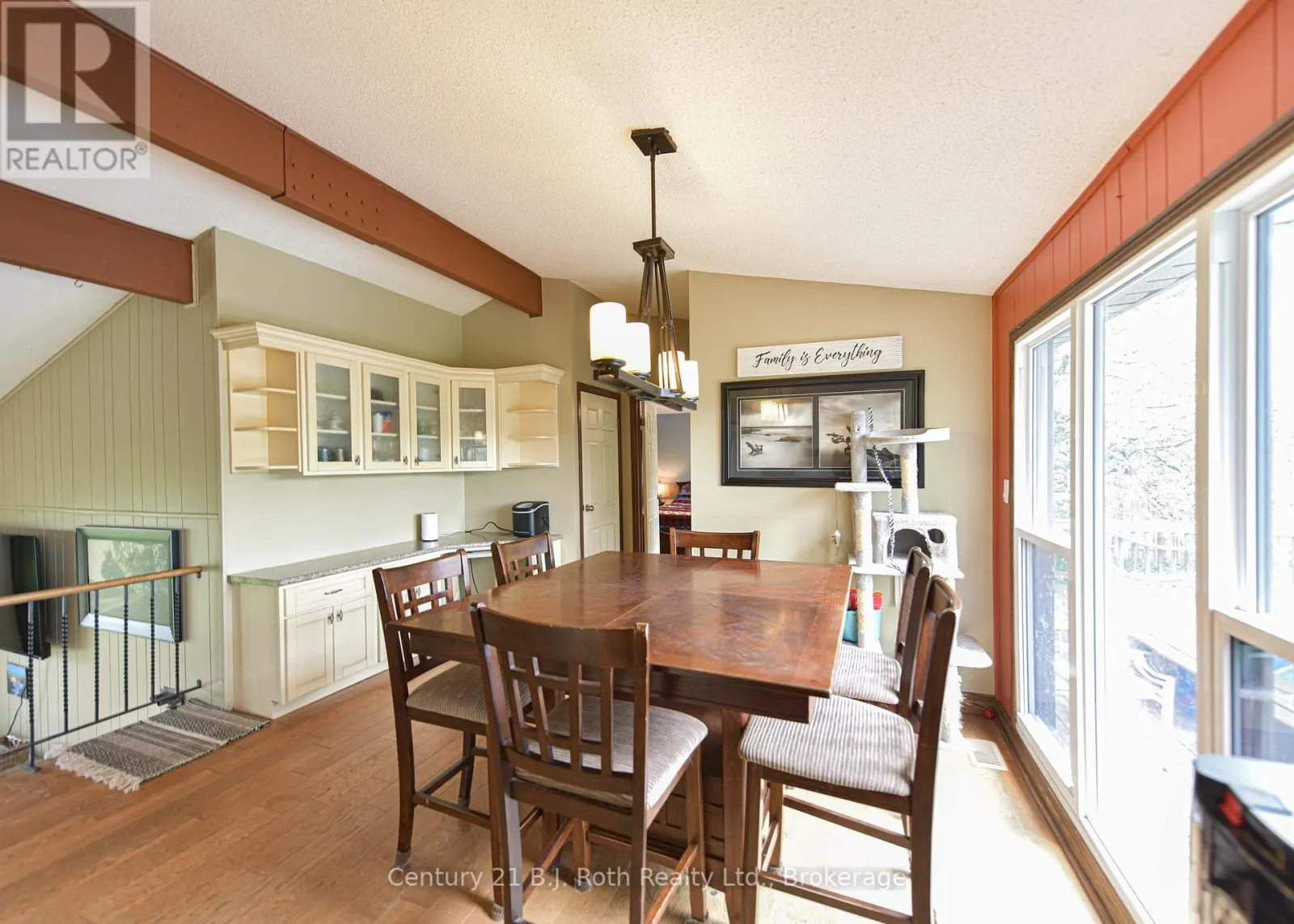 1535 15/16 SIDE ROAD E