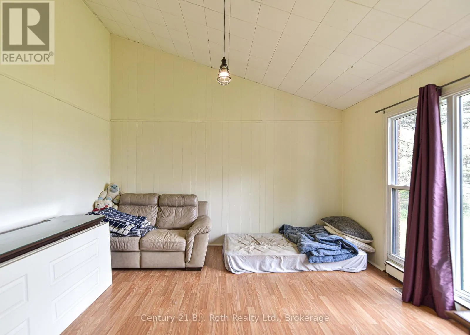 1535 15/16 SIDE ROAD E