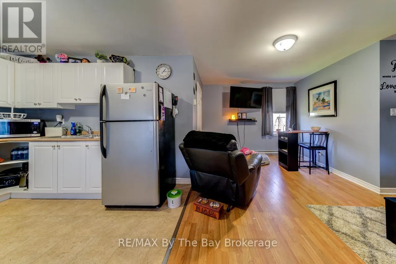 8 YONGE STREET N