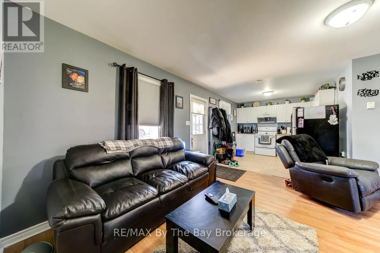 8 YONGE STREET N