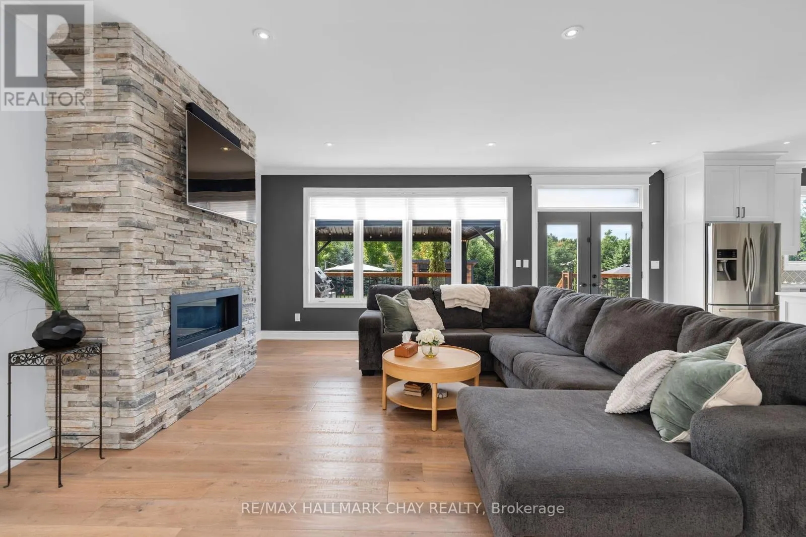 10 ROY HICKLING DRIVE
