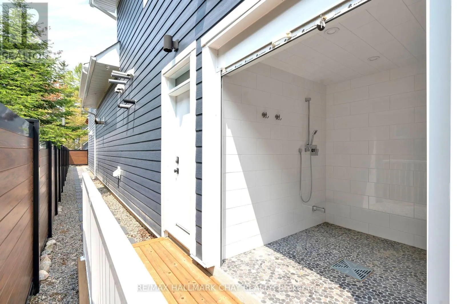 395 EASTDALE DRIVE