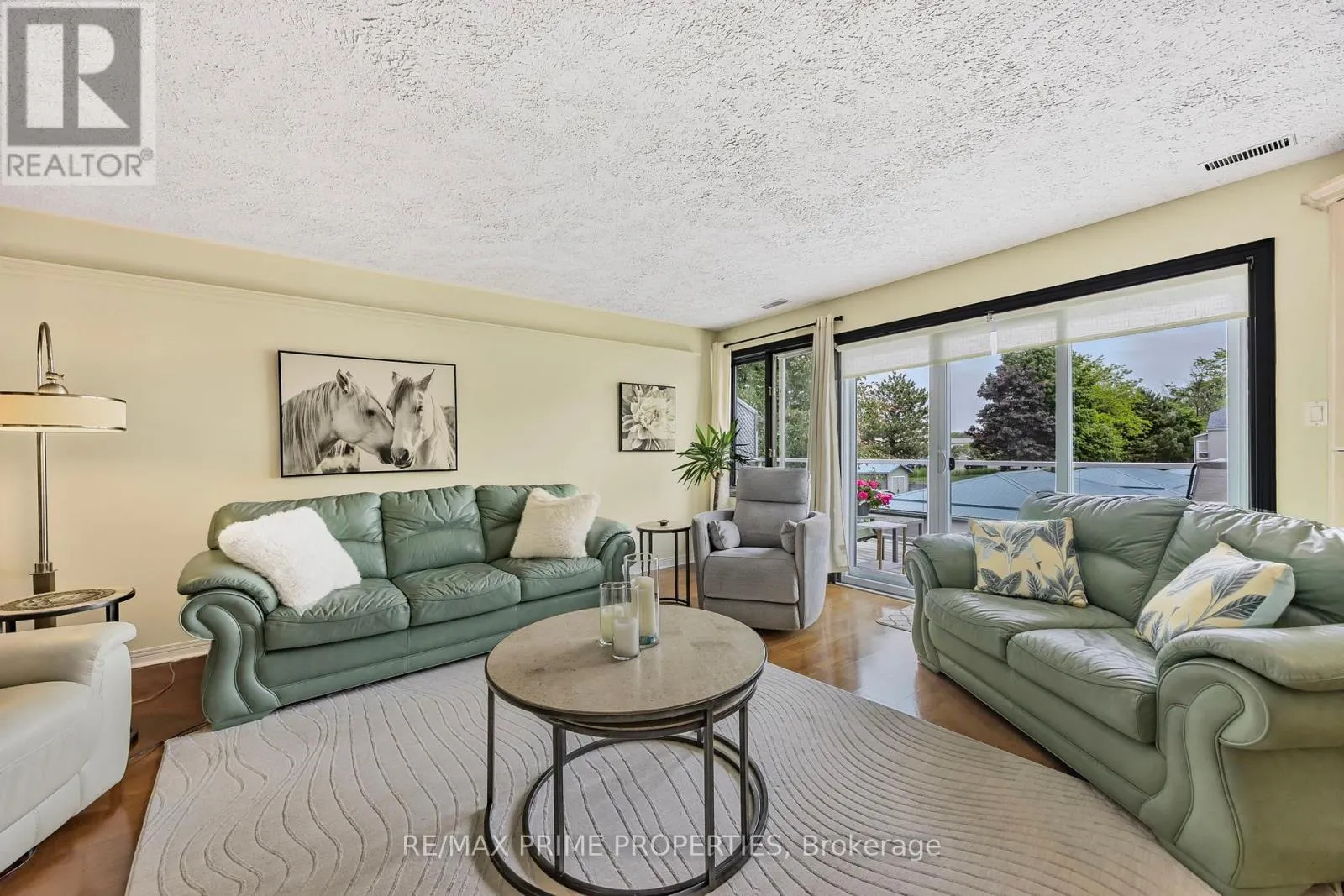 201 - 585 ATHERLEY ROAD