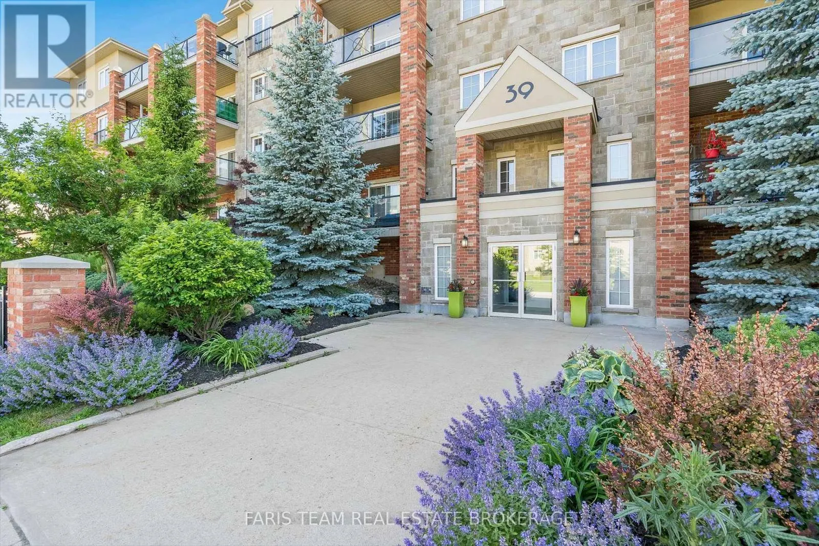 301 - 39 FERNDALE DRIVE S