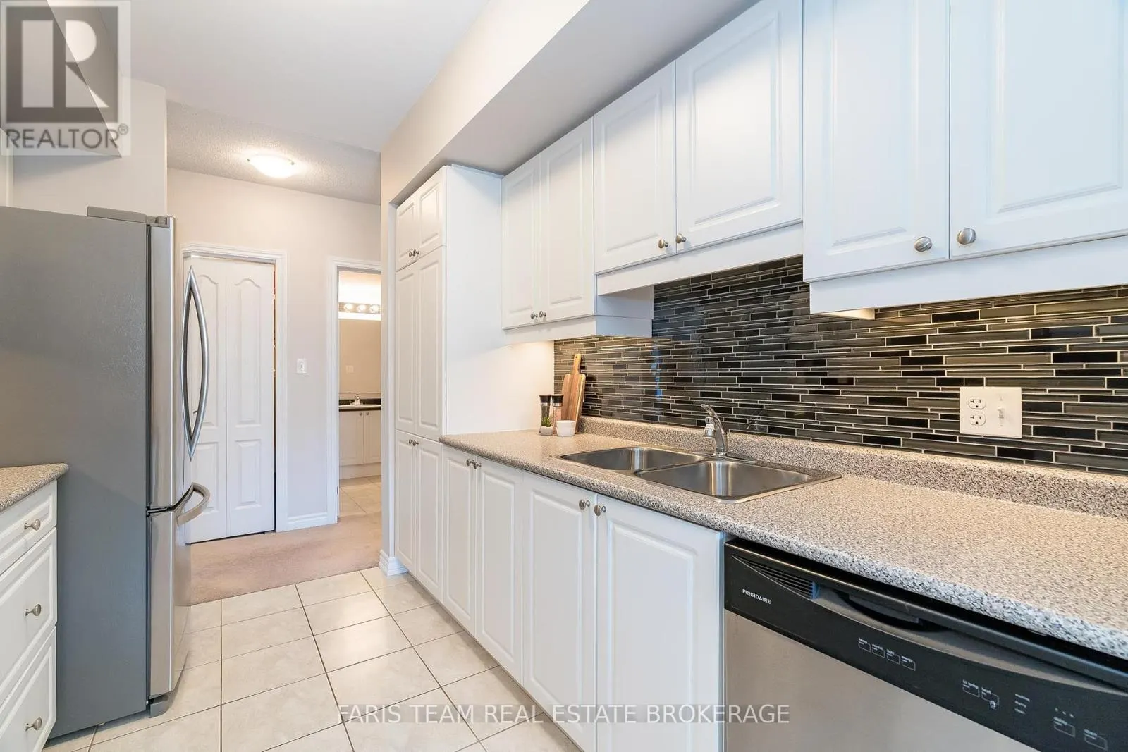 301 - 39 FERNDALE DRIVE S