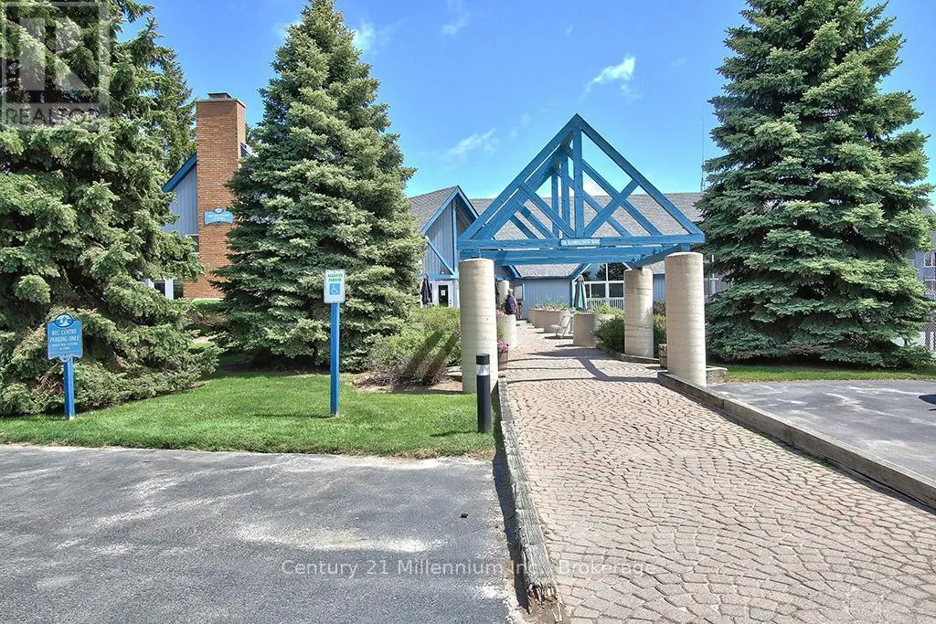703 - 24 RAMBLINGS WAY, #703