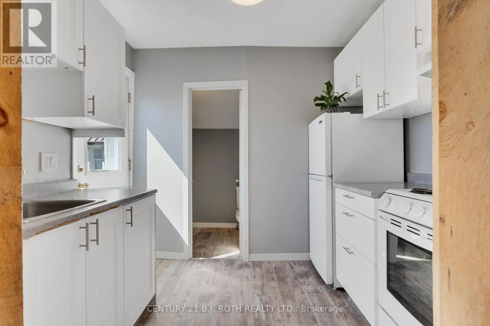 UPPER LEVEL UNIT - 59 MISSISSAGA STREET W