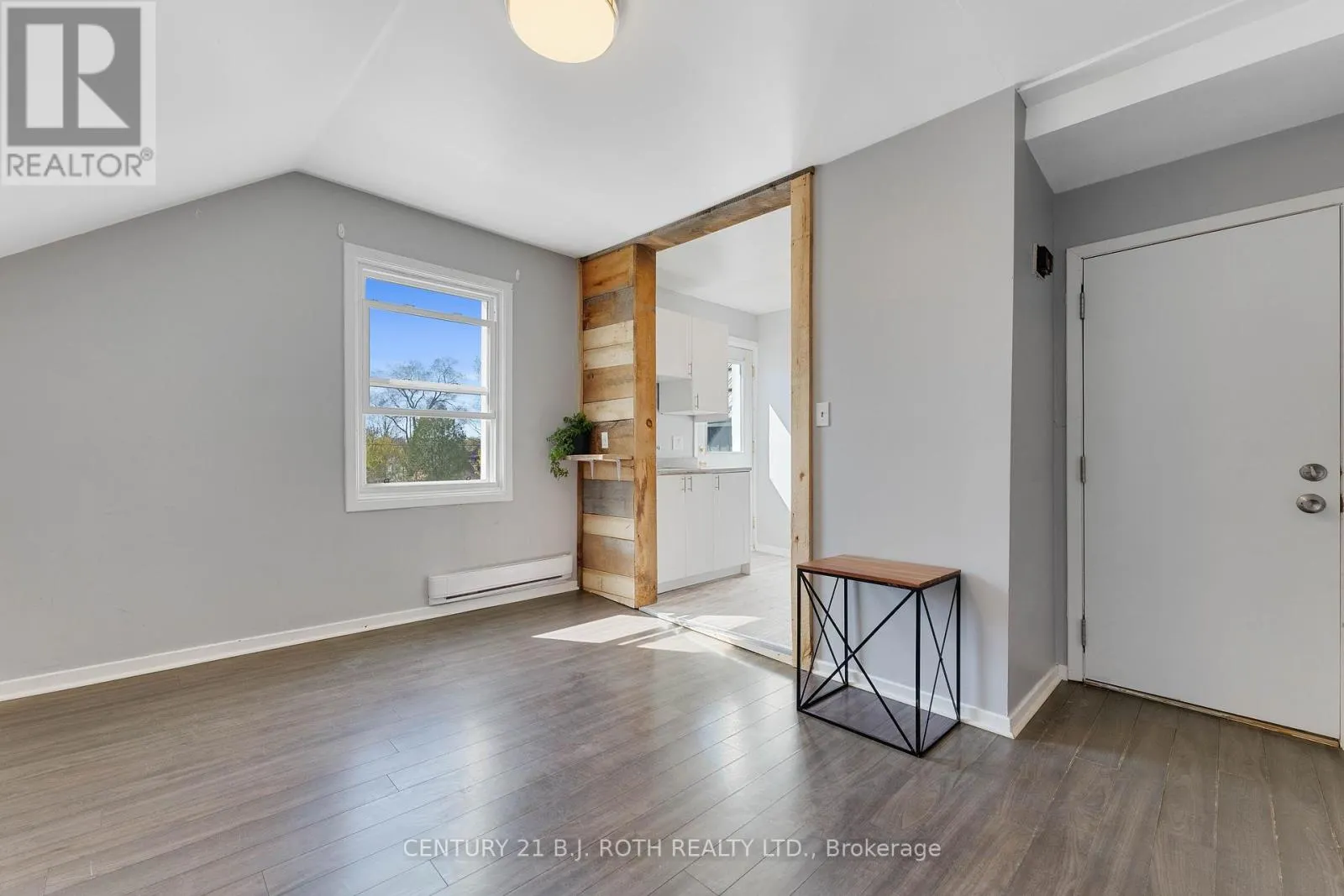 UPPER LEVEL UNIT - 59 MISSISSAGA STREET W
