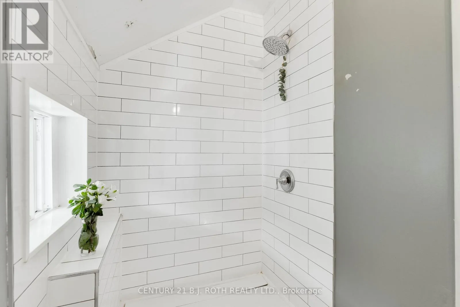 UPPER LEVEL UNIT - 59 MISSISSAGA STREET W