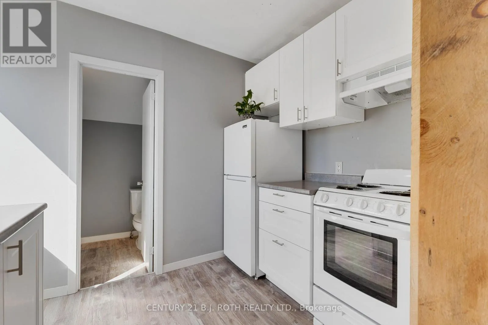 UPPER LEVEL UNIT - 59 MISSISSAGA STREET W