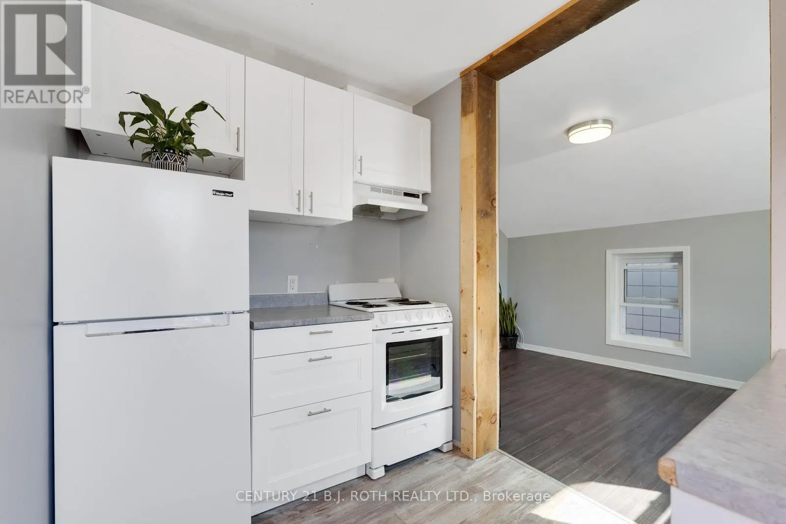 UPPER LEVEL UNIT - 59 MISSISSAGA STREET W