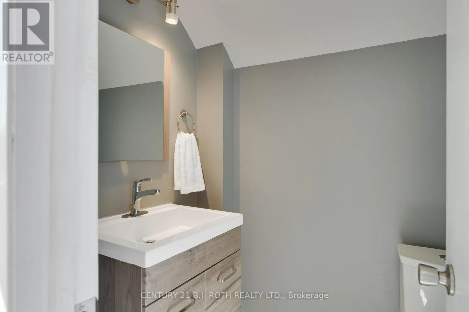 UPPER LEVEL UNIT - 59 MISSISSAGA STREET W