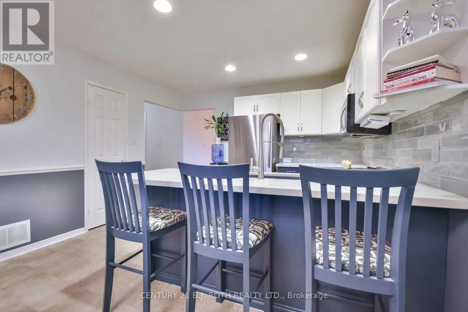 56 MONIQUE CRESCENT
