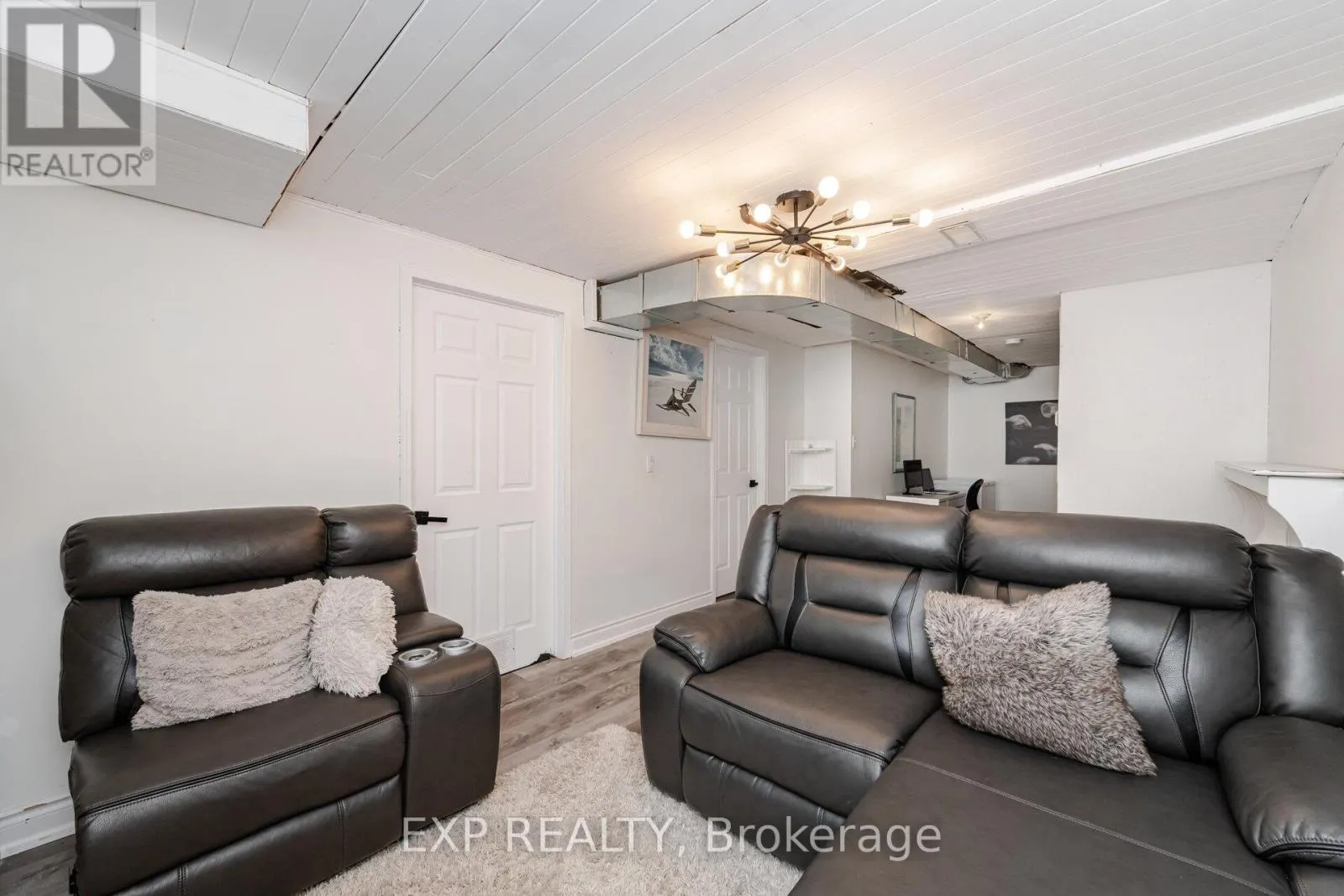 145 COURTNEY CRESCENT
