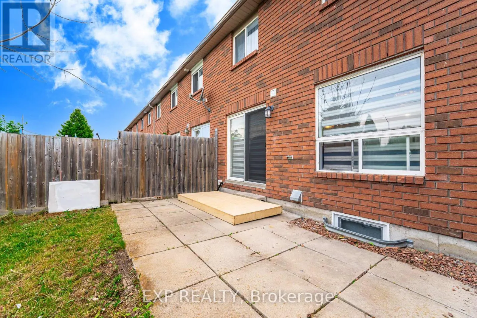 145 COURTNEY CRESCENT