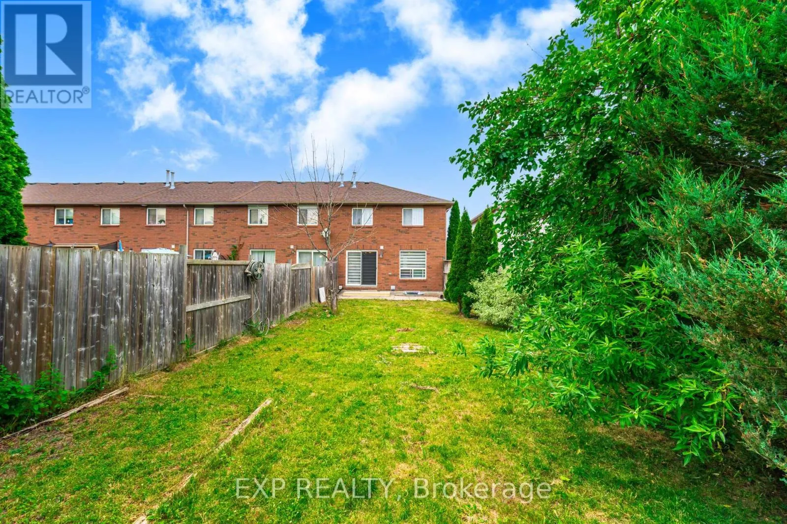 145 COURTNEY CRESCENT