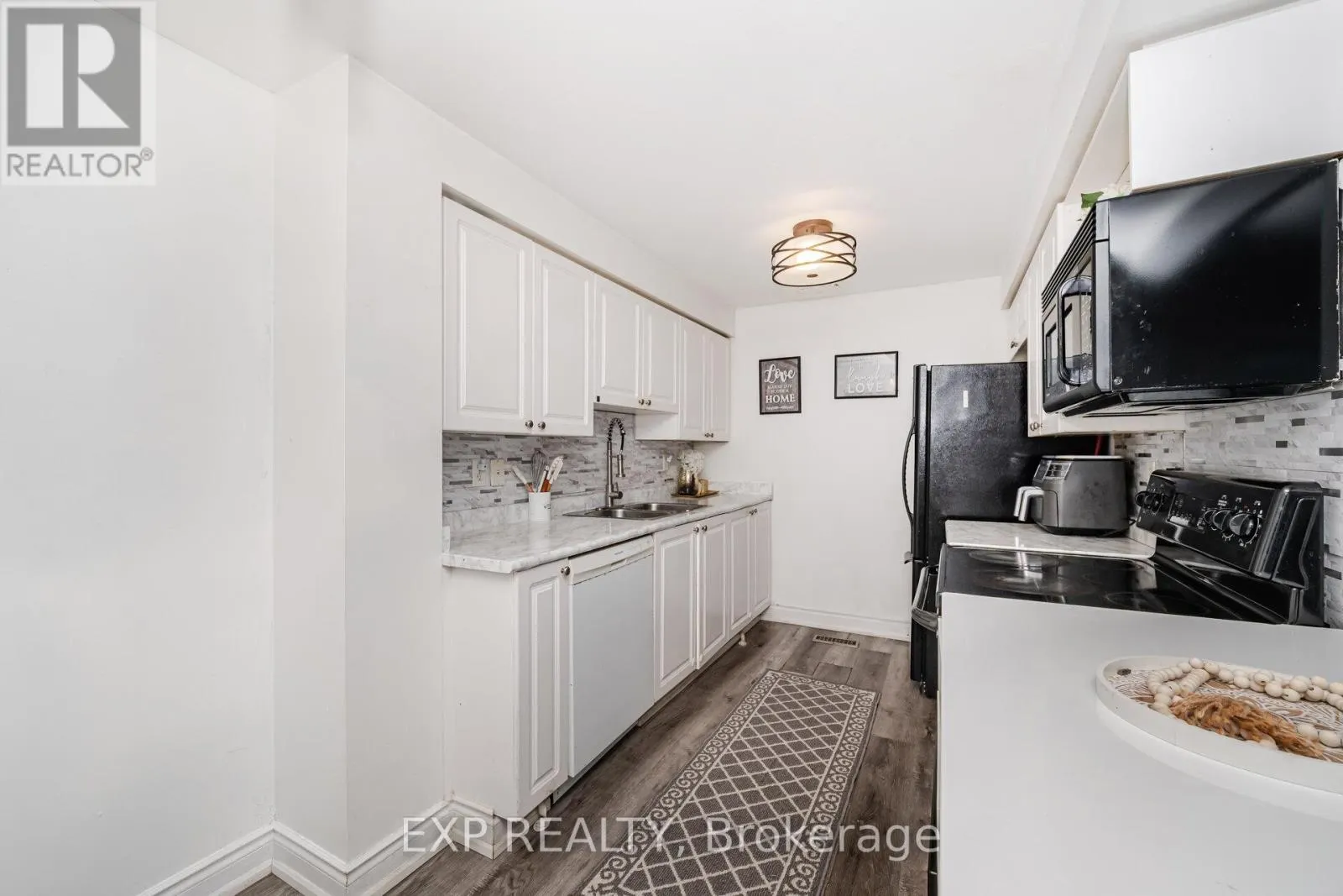 145 COURTNEY CRESCENT