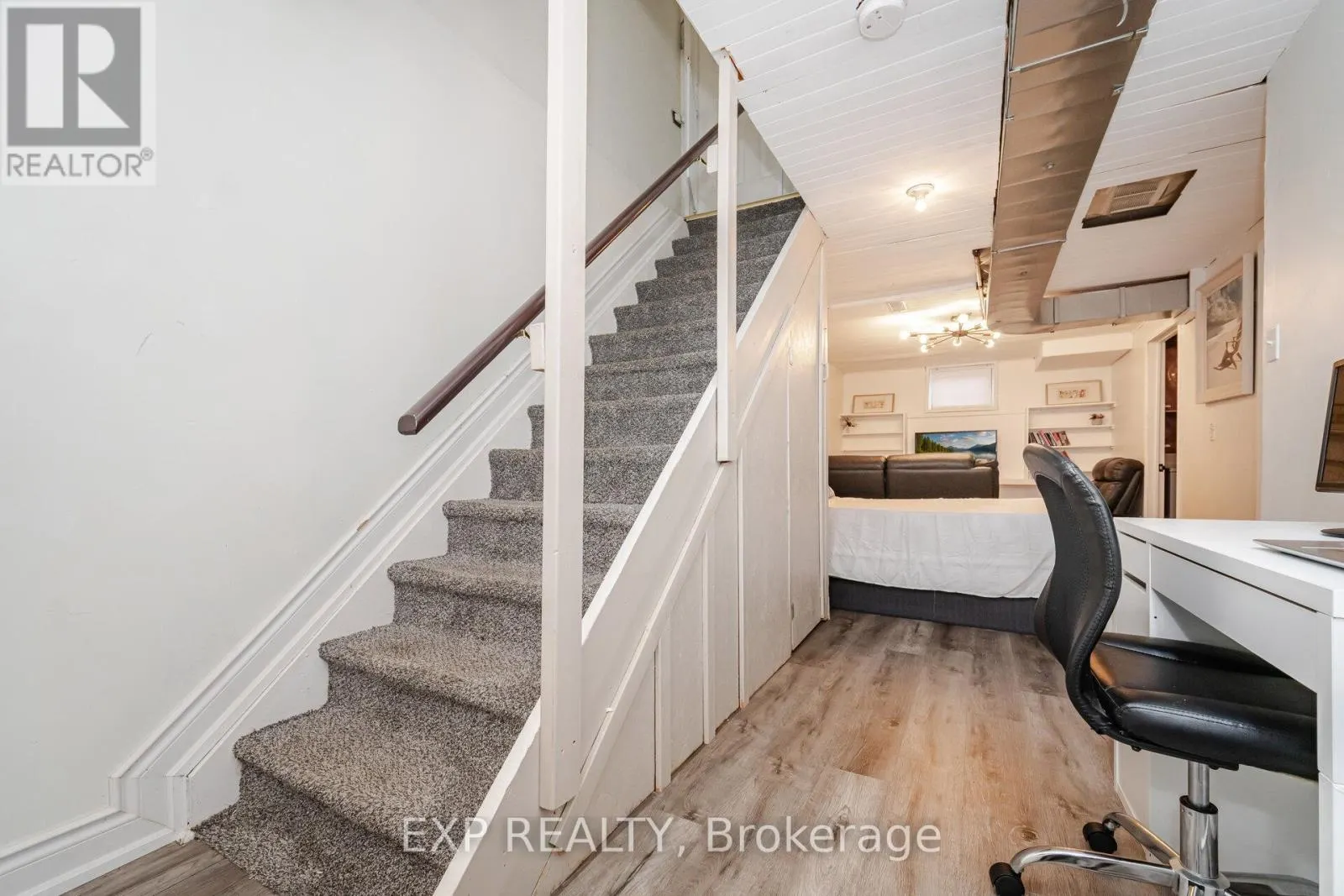 145 COURTNEY CRESCENT