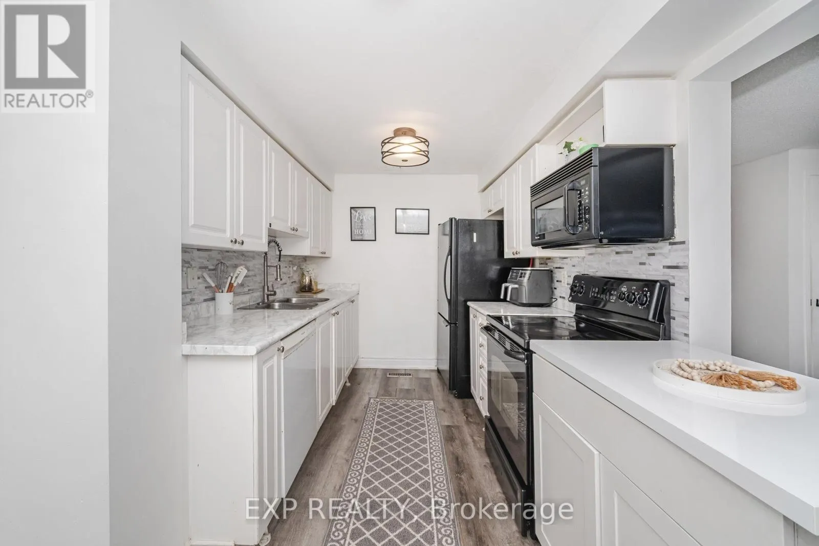 145 COURTNEY CRESCENT