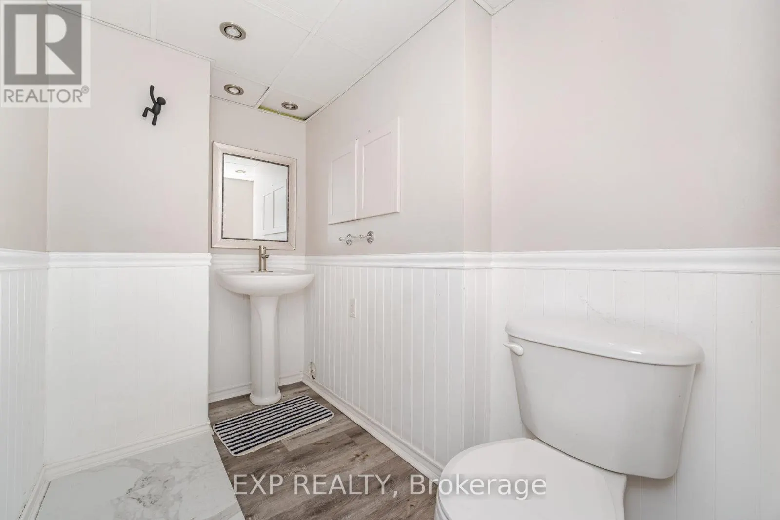 145 COURTNEY CRESCENT