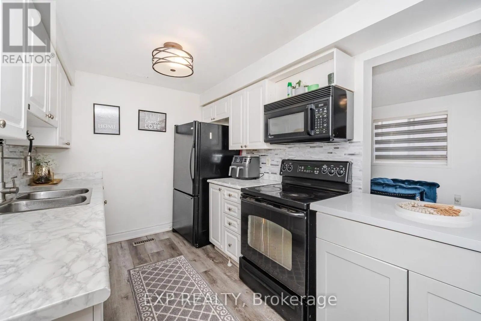145 COURTNEY CRESCENT