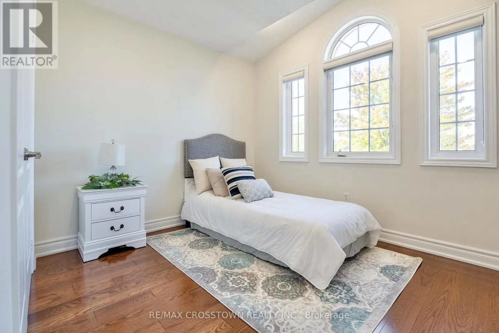 9 MCKENZIE CRESCENT