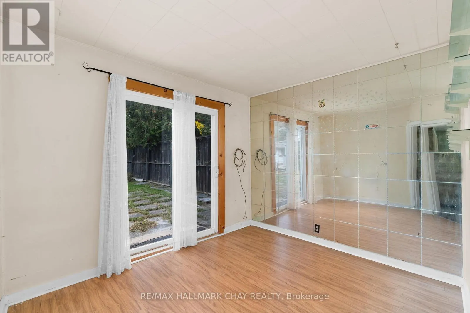 7 CAROLINE STREET E