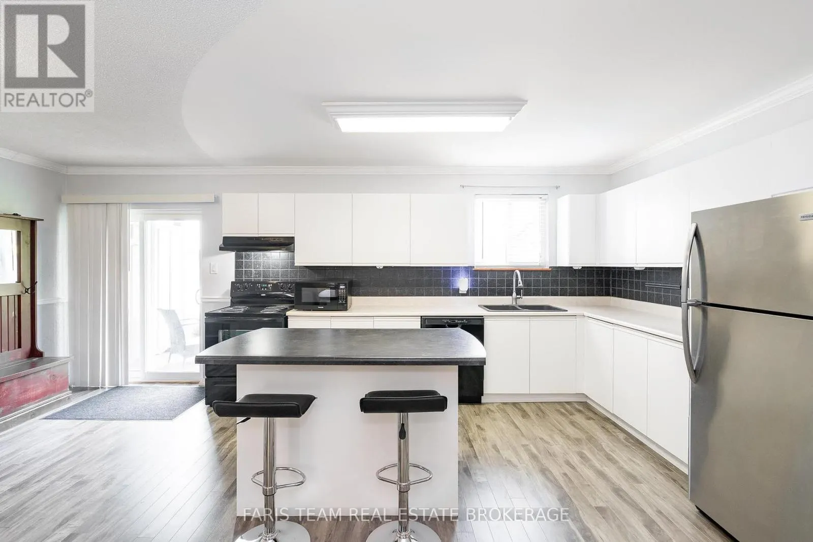 5 - 891 RIVER ROAD W