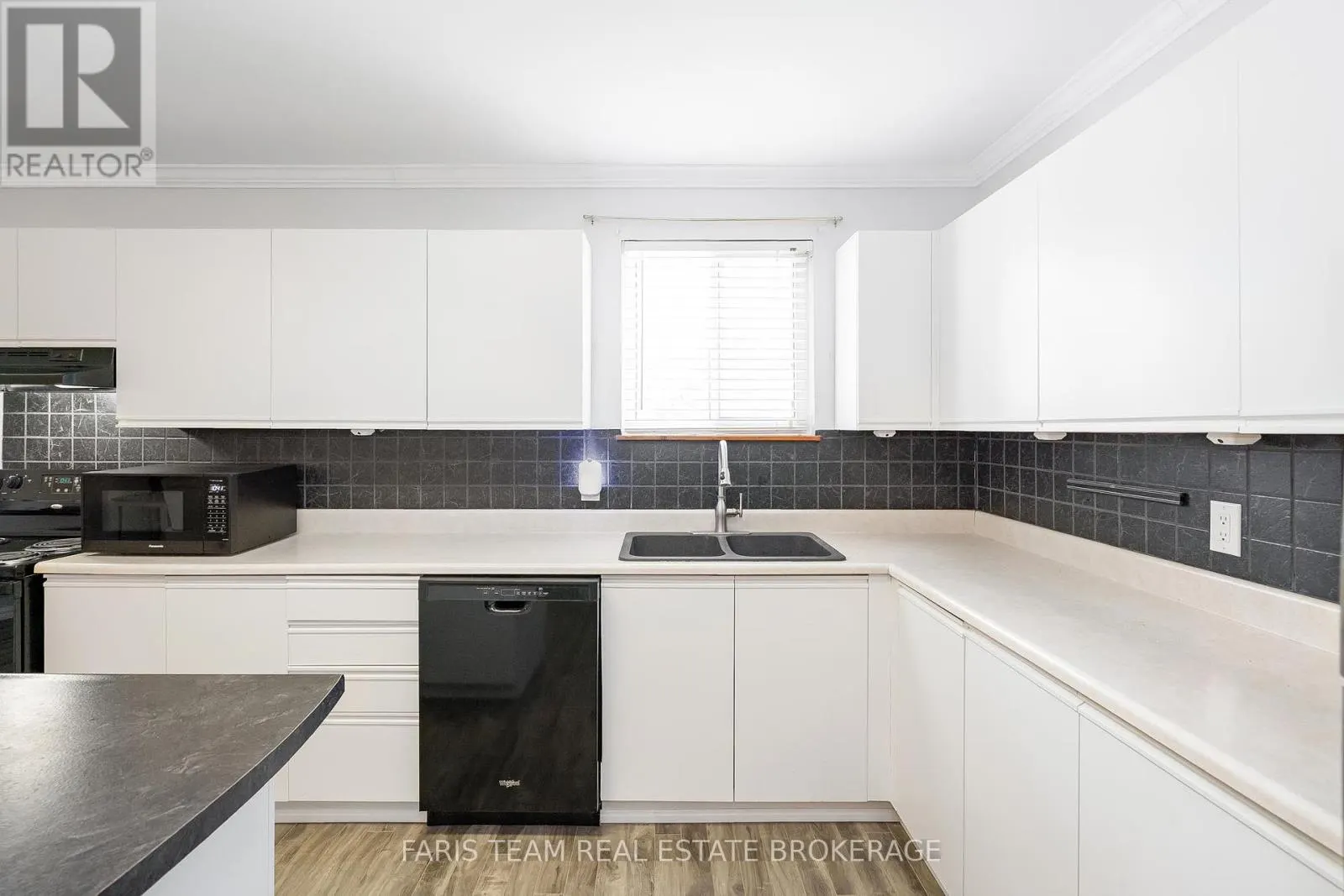 5 - 891 RIVER ROAD W