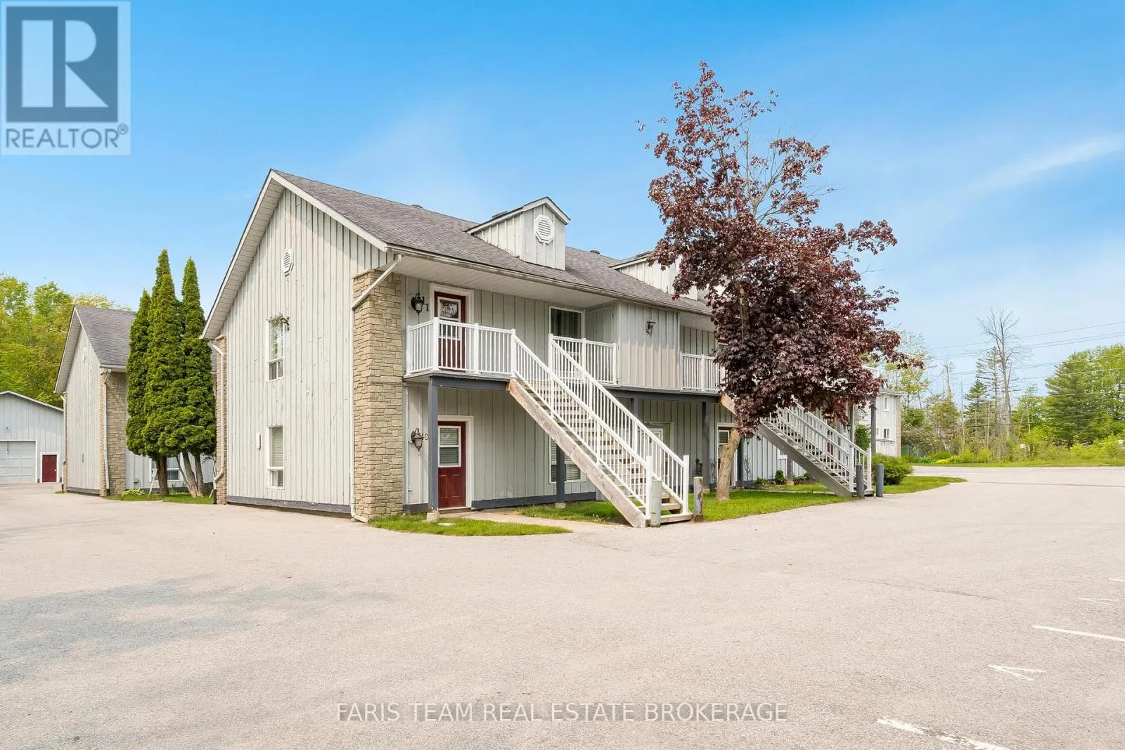 5 - 891 RIVER ROAD W