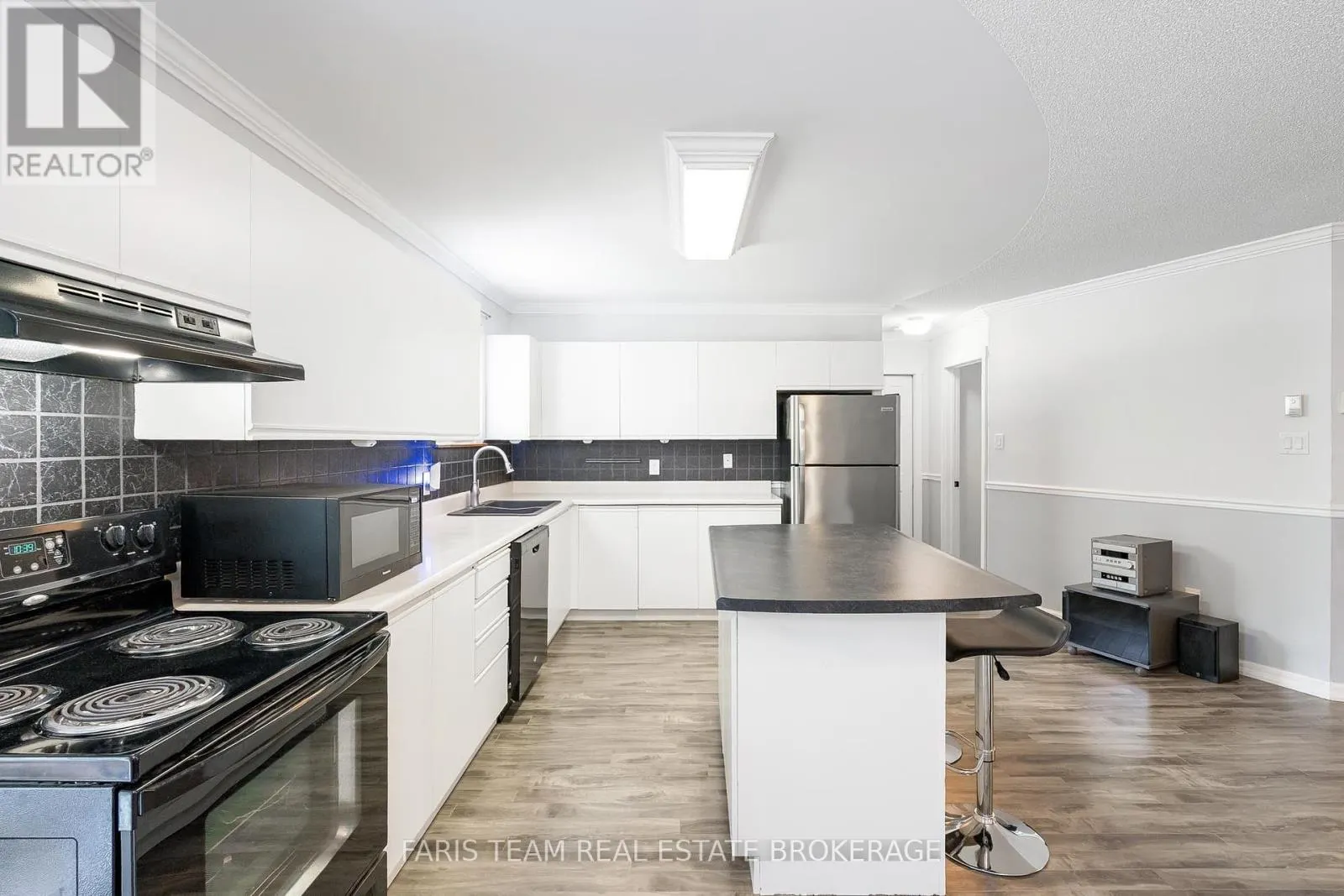 5 - 891 RIVER ROAD W