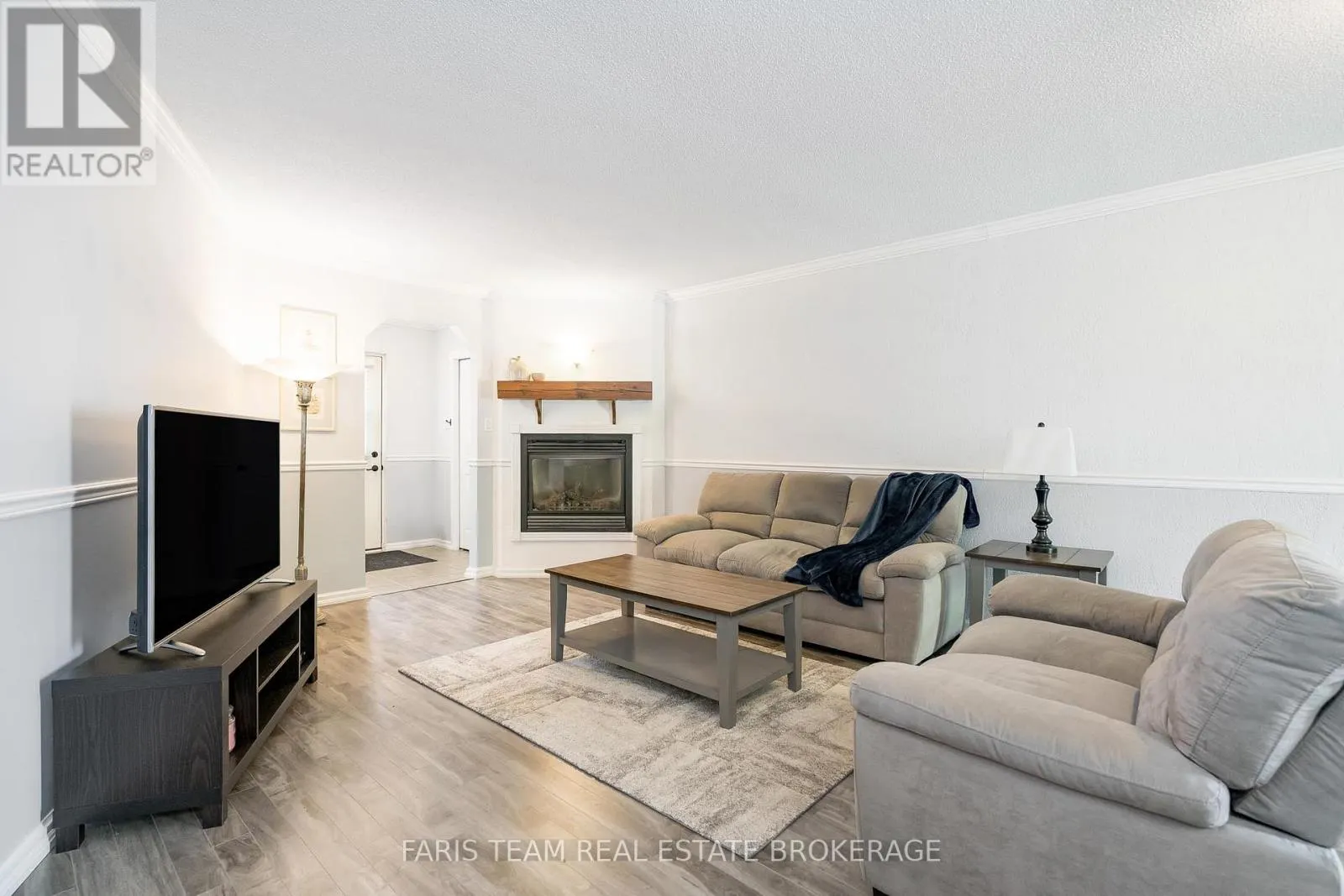 5 - 891 RIVER ROAD W
