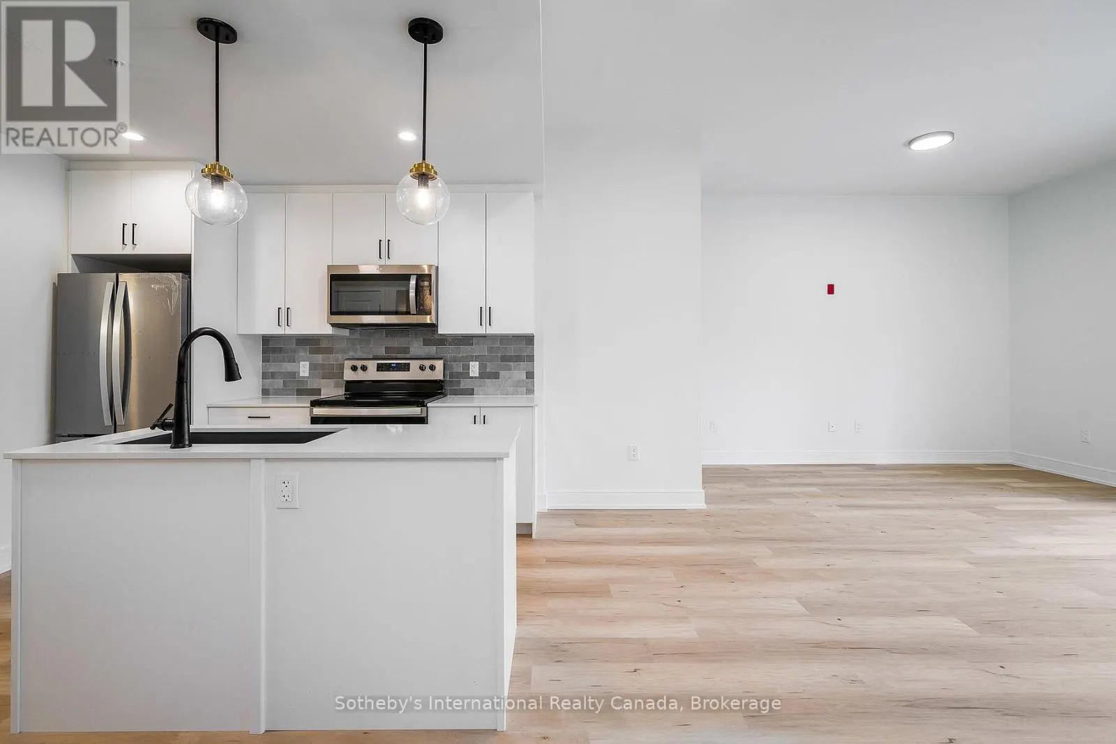 221 - 121 MARY STREET, #221