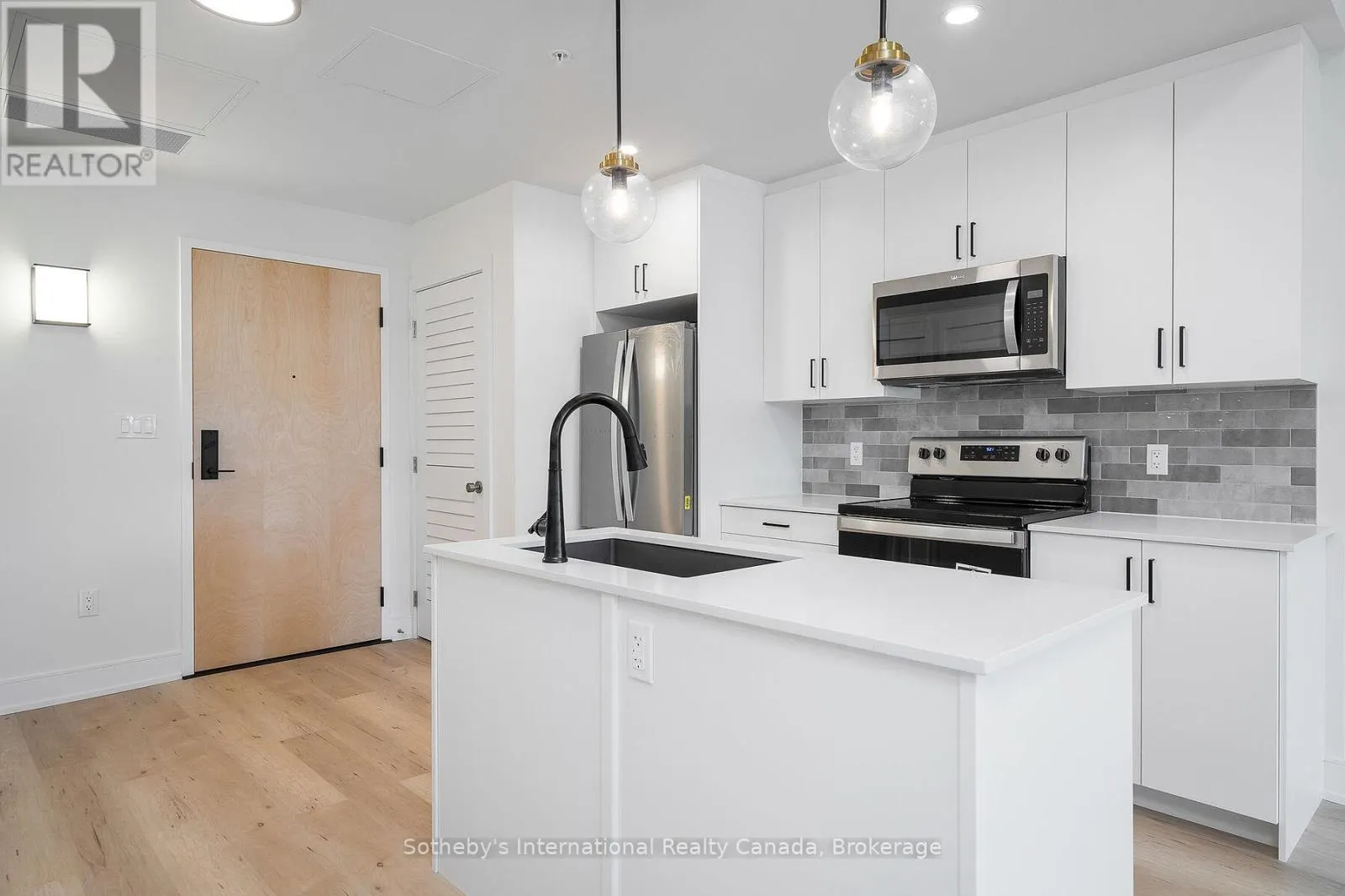 221 - 121 MARY STREET, #221