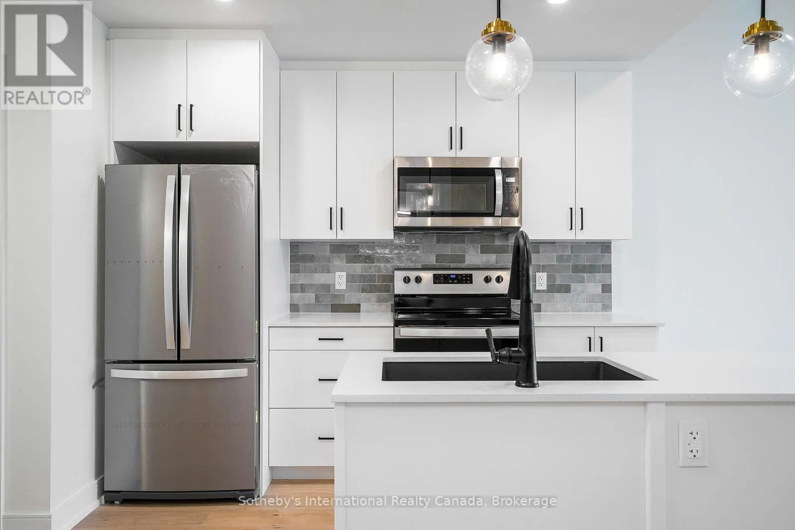 221 - 121 MARY STREET, #221