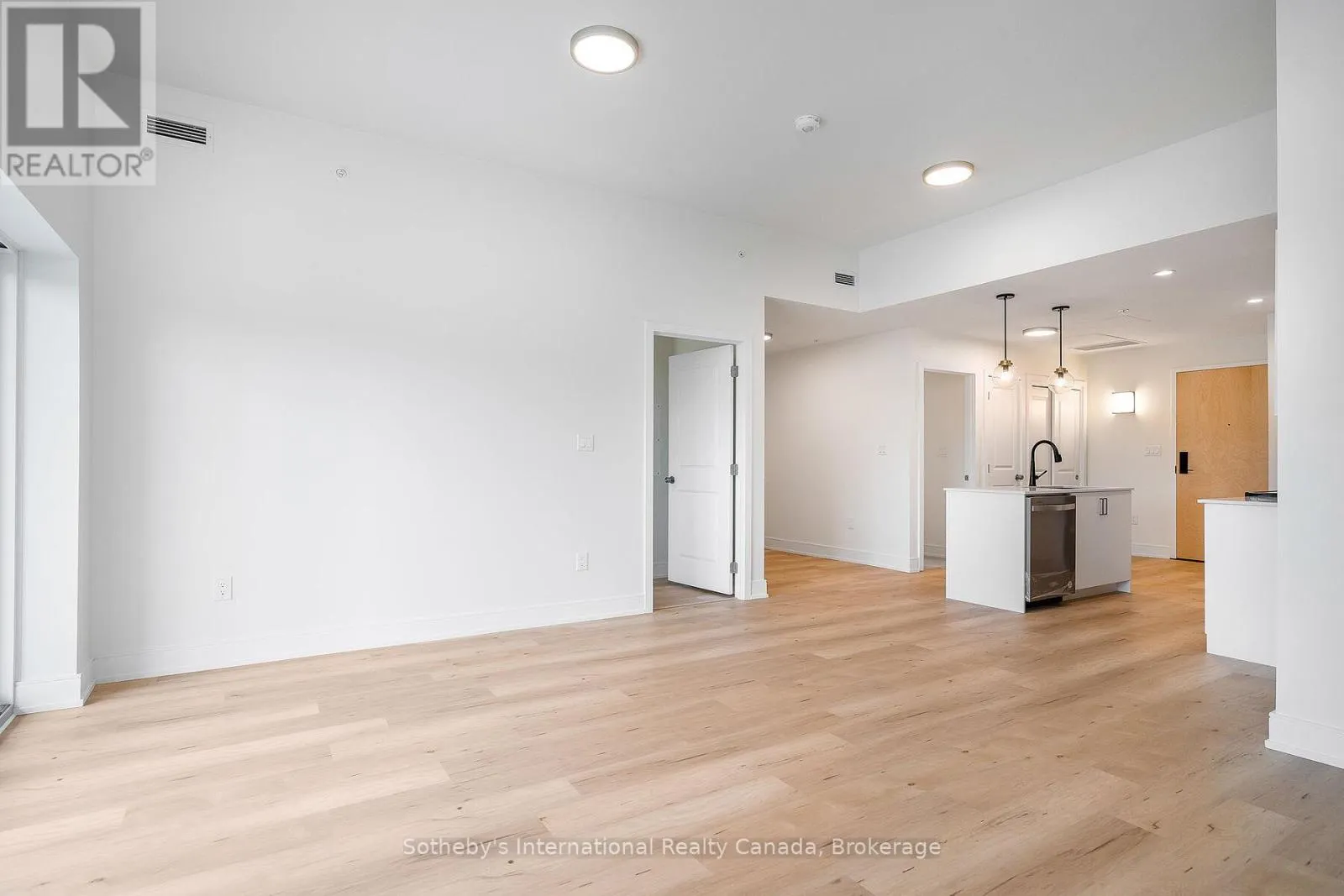 221 - 121 MARY STREET, #221