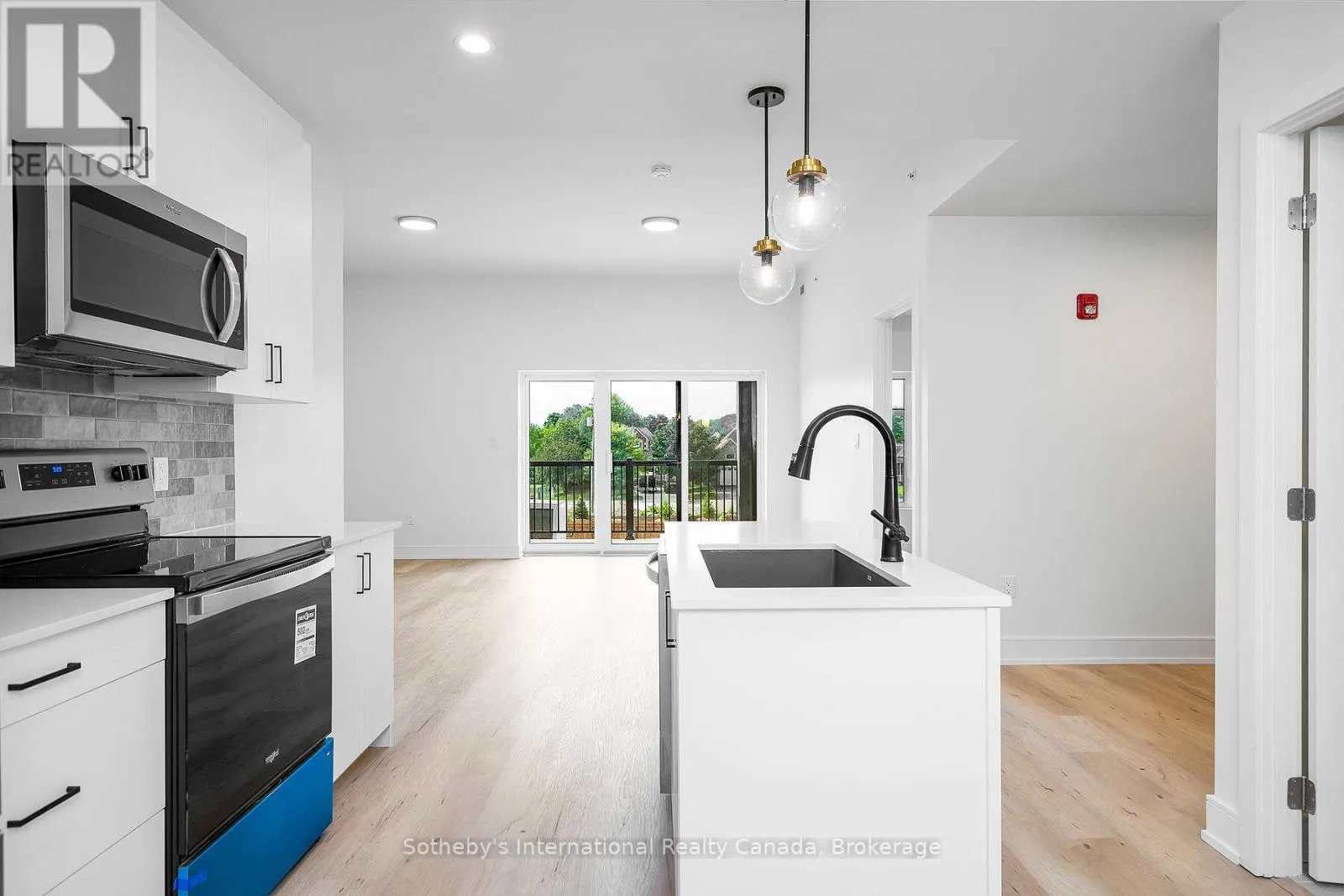 221 - 121 MARY STREET, #221