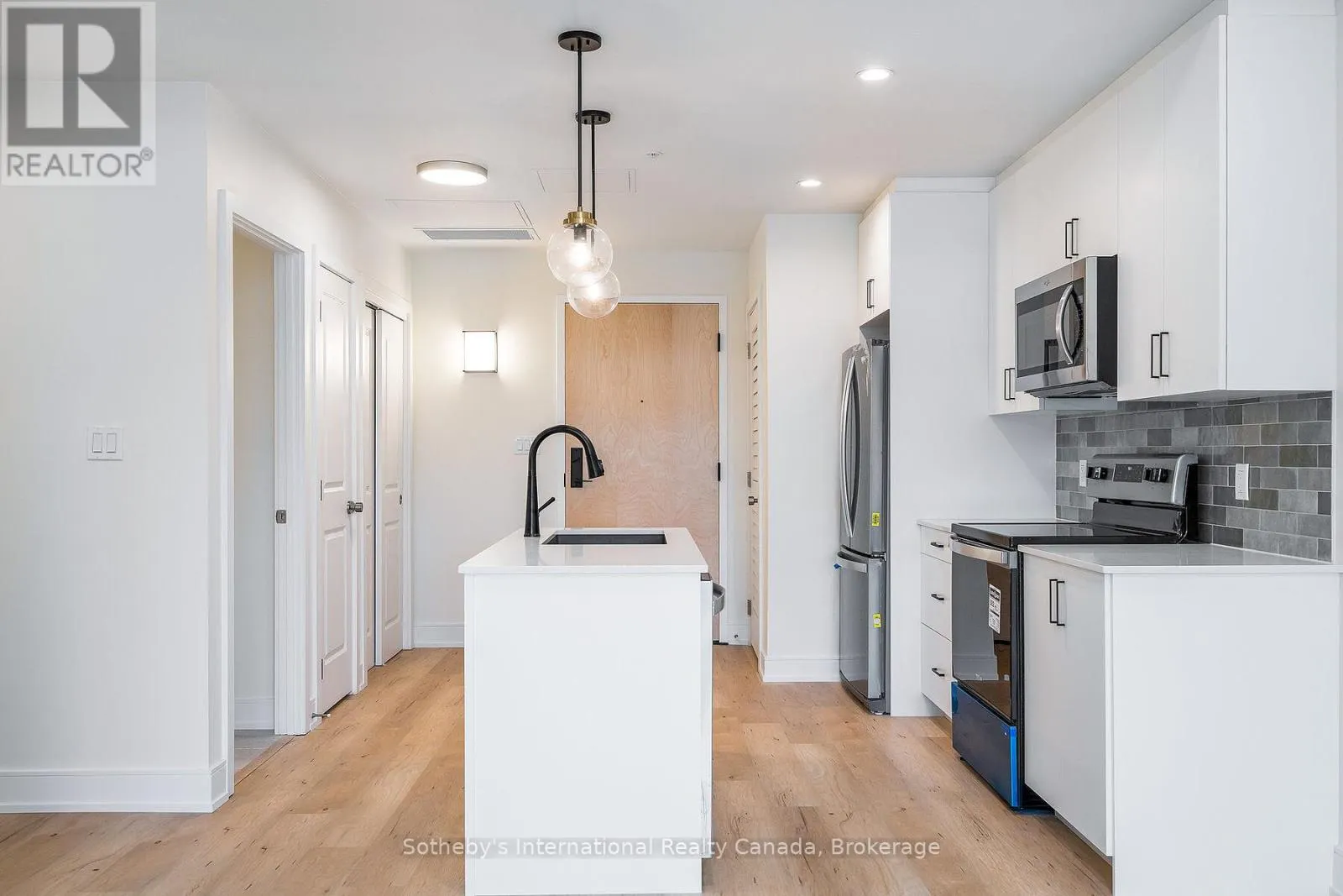 221 - 121 MARY STREET, #221