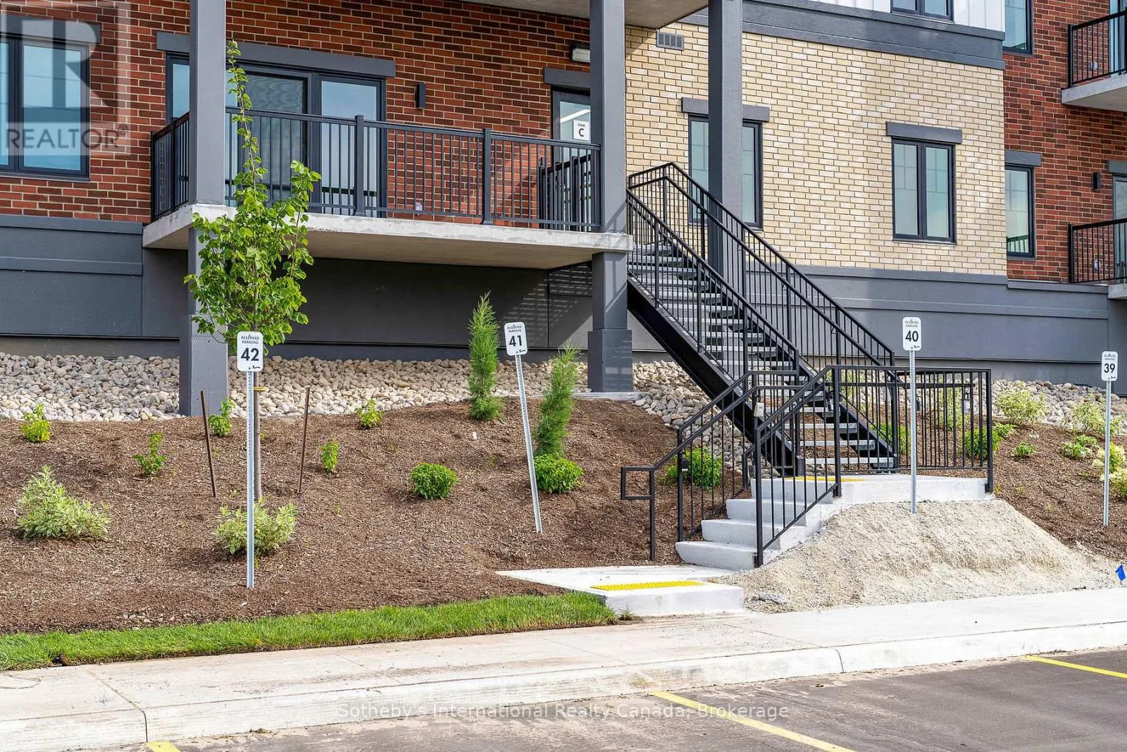 221 - 121 MARY STREET, #221