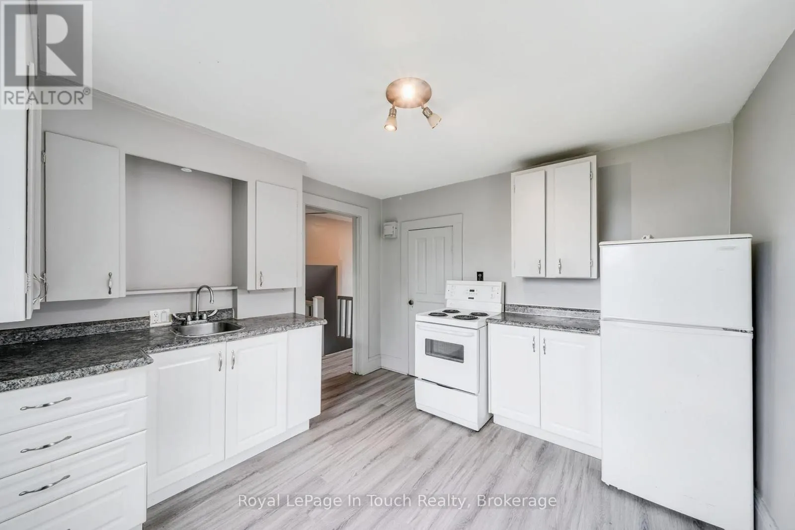 C - 7 ROBERT STREET W, #C