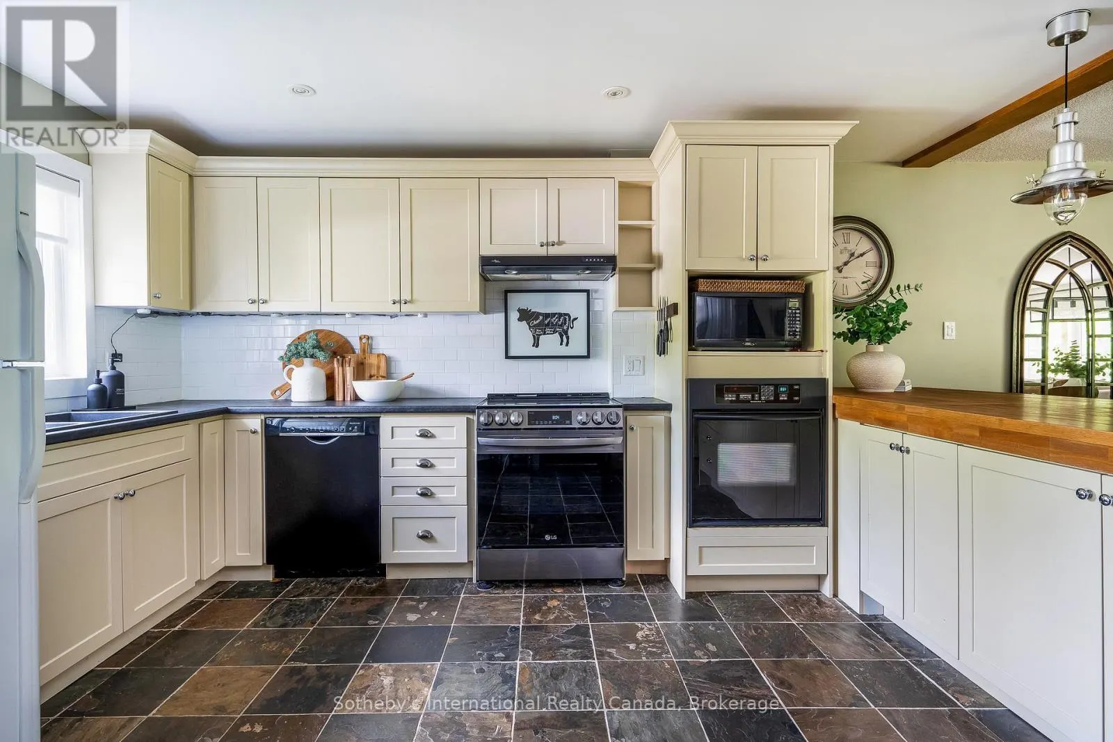 562 OXBOW CRESCENT