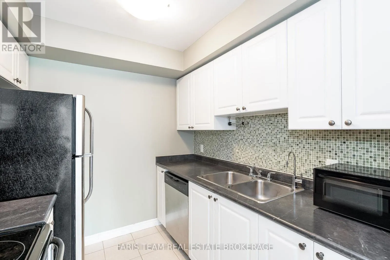 9 - 57 FERNDALE DRIVE S