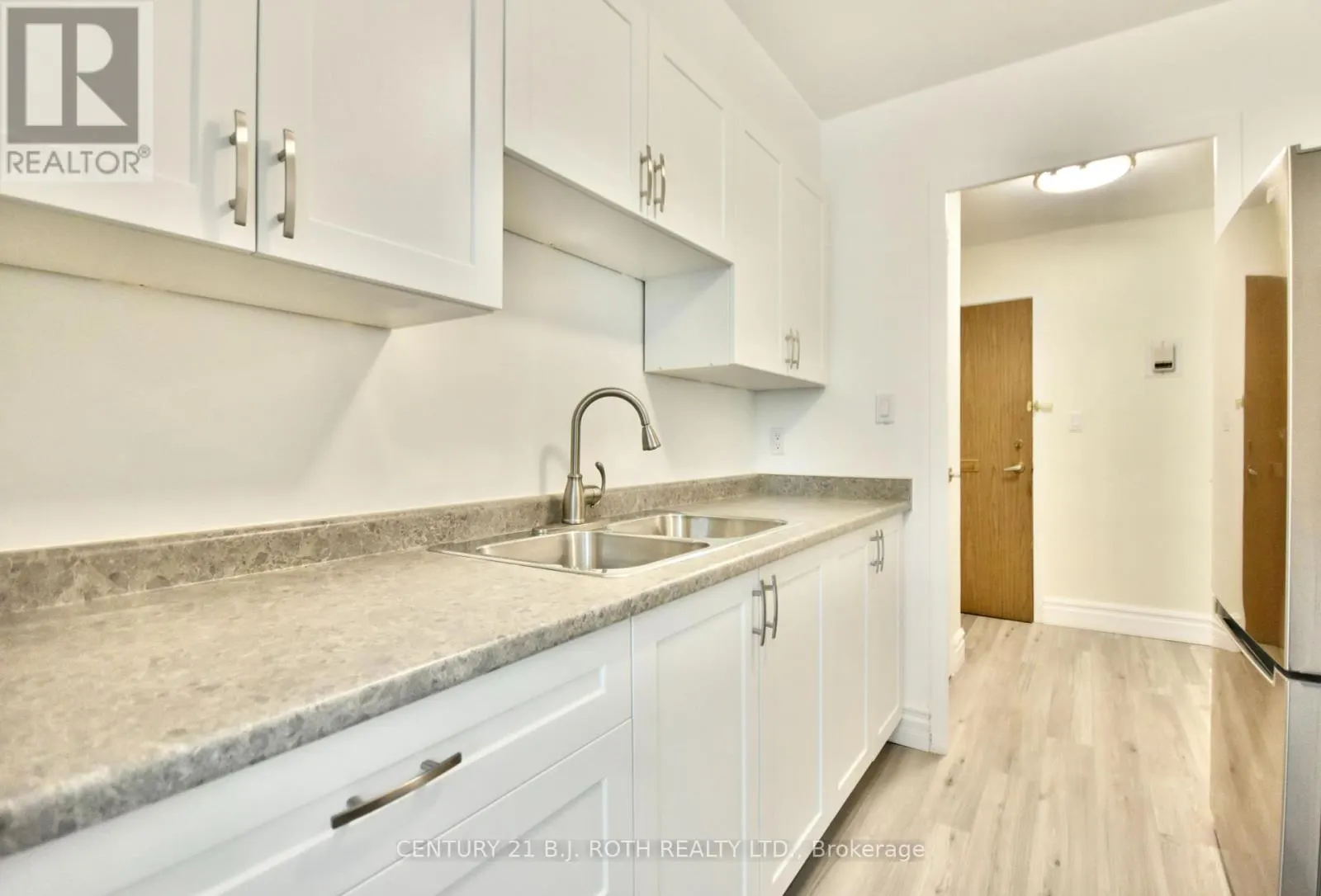 21 - 2 GROVE STREET E