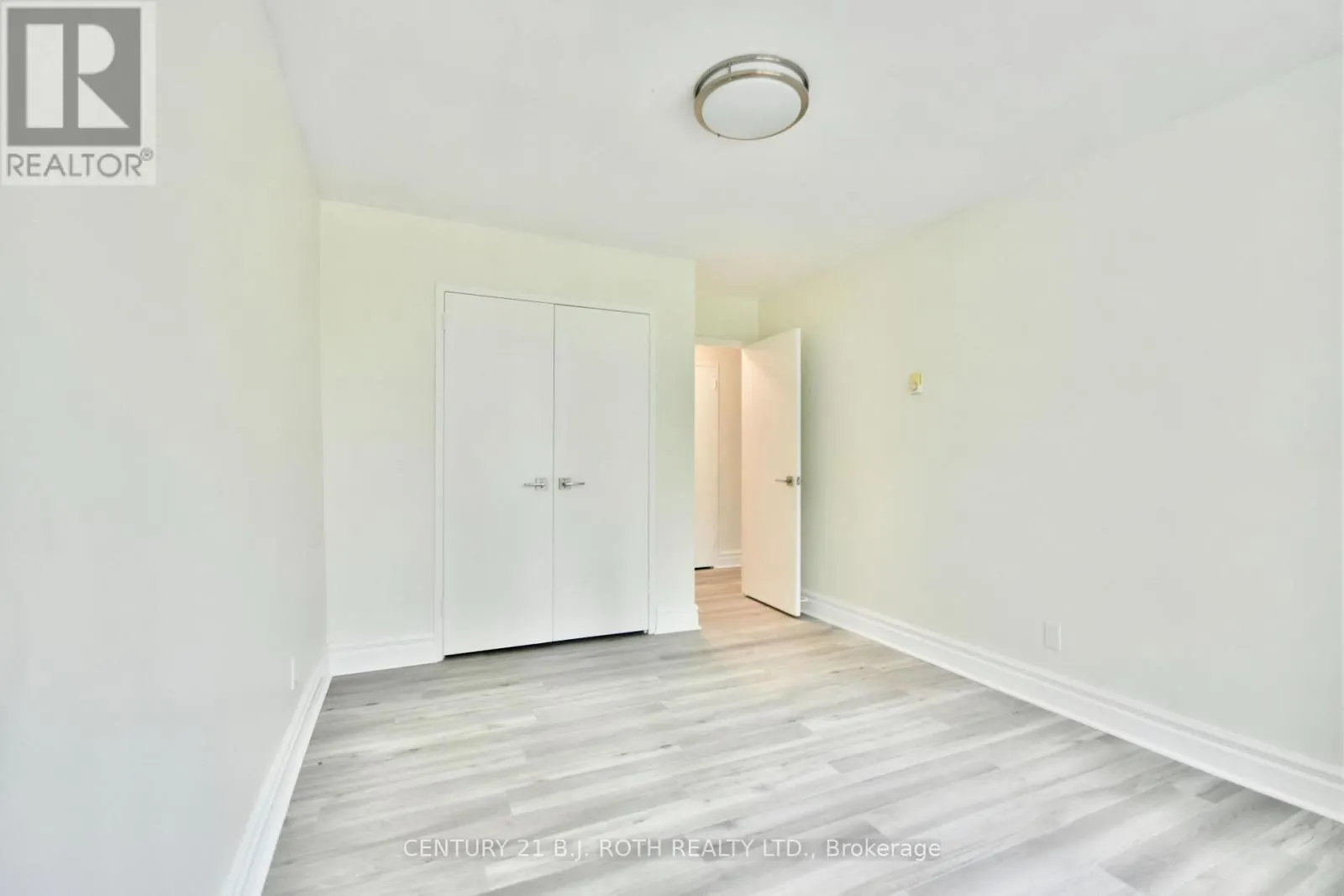 21 - 2 GROVE STREET E