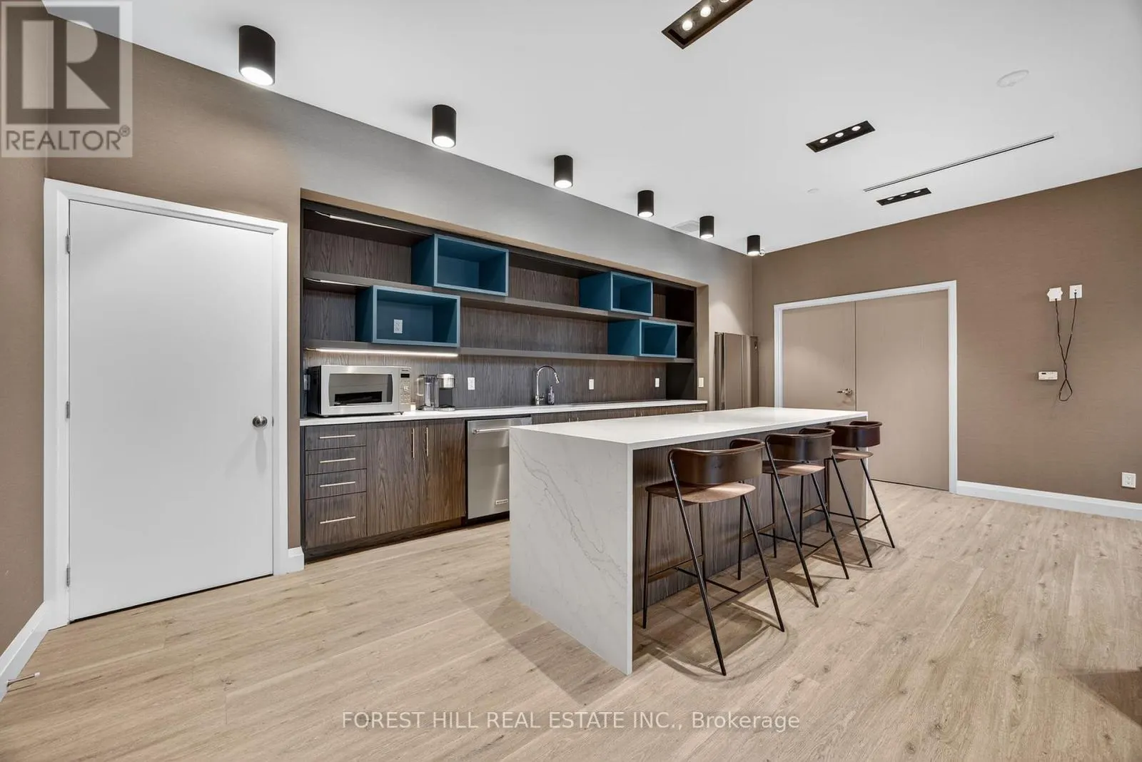 305 - 58 LAKESIDE TERRACE
