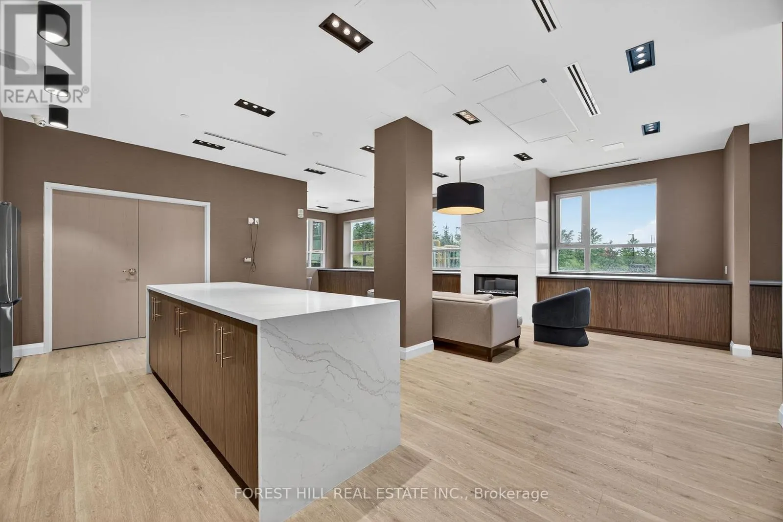 305 - 58 LAKESIDE TERRACE
