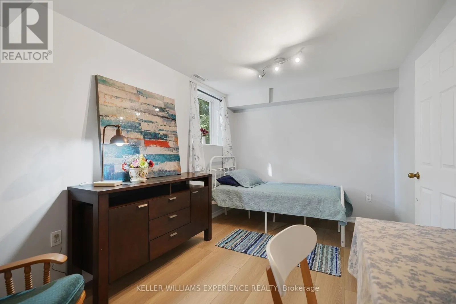 A4 - 440 YONGE STREET